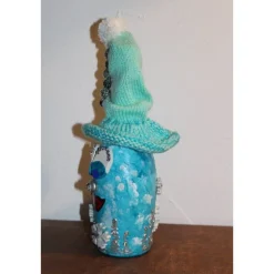 Weihnachtsdeko|Susanne Hiebl...die etwas andere Art! Dekofigur SCHNEEFLÖCKCHEN Weihnachtswichtel witzige Upcyclingfigur aus Sektflasche m. handgestricktem Mützchen