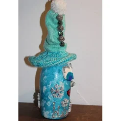 Weihnachtsdeko|Susanne Hiebl...die etwas andere Art! Dekofigur SCHNEEFLÖCKCHEN Weihnachtswichtel witzige Upcyclingfigur aus Sektflasche m. handgestricktem Mützchen