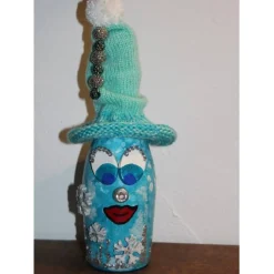 Weihnachtsdeko|Susanne Hiebl...die etwas andere Art! Dekofigur SCHNEEFLÖCKCHEN Weihnachtswichtel witzige Upcyclingfigur aus Sektflasche m. handgestricktem Mützchen