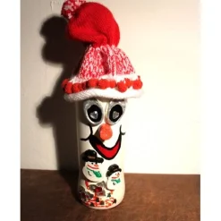 Weihnachtsdeko|Susanne Hiebl...die etwas andere Art! Dekofigur SCHNEEMANNWICHTEL Weihnachtswichtel witzige Upcyclingfigur aus Weinflasche m. handgestricktem Mützchen