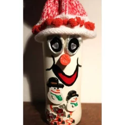 Weihnachtsdeko|Susanne Hiebl...die etwas andere Art! Dekofigur SCHNEEMANNWICHTEL Weihnachtswichtel witzige Upcyclingfigur aus Weinflasche m. handgestricktem Mützchen