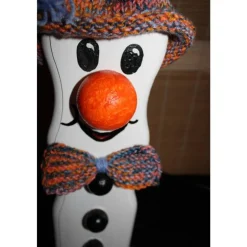 Weihnachtsdeko|Susanne Hiebl...die etwas andere Art! Dekofigur TOMMY SNOWMAN witzige Schneemanfigur aus altem Holz, dekoriert mit handgestrickter und weihnachtlicher Deko