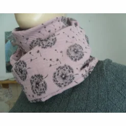 Accessoires|Marja's bunte Maschen Dreiecktuch  / Musselin Double Gauze / Altrosa mit schwarzen Pusteblumen / Schaltuch / Halstuch/ Wickelschal/ Loop