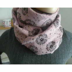 Accessoires|Marja's bunte Maschen Dreiecktuch  / Musselin Double Gauze / Altrosa mit schwarzen Pusteblumen / Schaltuch / Halstuch/ Wickelschal/ Loop