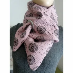 Accessoires|Marja's bunte Maschen Dreiecktuch  / Musselin Double Gauze / Altrosa mit schwarzen Pusteblumen / Schaltuch / Halstuch/ Wickelschal/ Loop