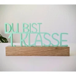 Outlet „DU BIST 1. KLASSE“ Aufsteller aus dem 3D-Druck mit Eichenholz-Sockel – Deko zur Einschulung oder Geschenk Kinder Einschulung