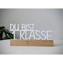 Outlet „DU BIST 1. KLASSE“ Aufsteller aus dem 3D-Druck mit Eichenholz-Sockel – Deko zur Einschulung oder Geschenk Kinder Einschulung