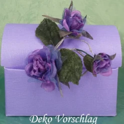New Duftiger Rosenzweig mit 3 Blüten, lila, als Deko auf einer Geschenkverpackung Geschenkverpackungen