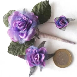 New Duftiger Rosenzweig mit 3 Blüten, lila, als Deko auf einer Geschenkverpackung Geschenkverpackungen