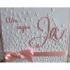 Einladungskarten|IdeenOase Einladungskarte zur Hochzeit in weiß/rosa, mit geprägtem Hintergrund, und *Wir sagen Ja* Schriftzug