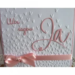Einladungskarten|IdeenOase Einladungskarte zur Hochzeit in weiß/rosa, mit geprägtem Hintergrund, und *Wir sagen Ja* Schriftzug