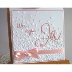 Einladungskarten|IdeenOase Einladungskarte zur Hochzeit in weiß/rosa, mit geprägtem Hintergrund, und *Wir sagen Ja* Schriftzug