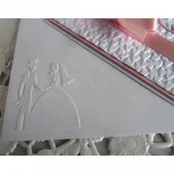 Einladungskarten|IdeenOase Einladungskarte zur Hochzeit in weiß/rosa, mit geprägtem Hintergrund, und *Wir sagen Ja* Schriftzug