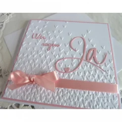 Einladungskarten|IdeenOase Einladungskarte zur Hochzeit in weiß/rosa, mit geprägtem Hintergrund, und *Wir sagen Ja* Schriftzug