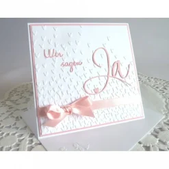 Einladungskarten|IdeenOase Einladungskarte zur Hochzeit in weiß/rosa, mit geprägtem Hintergrund, und *Wir sagen Ja* Schriftzug