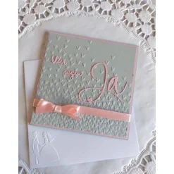 Outlet Einladungskarte zur Hochzeit in grau/rosa, mit geprägtem Hintergrund, und "wir sagen Ja" Schriftzug Einladungskarten