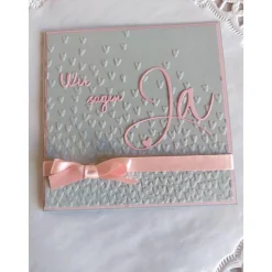 Outlet Einladungskarte zur Hochzeit in grau/rosa, mit geprägtem Hintergrund, und "wir sagen Ja" Schriftzug Einladungskarten