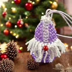 Baumschmuck|Hedisos Selfmade Entdecken Sie 7 cm große Weihnachtswichtel mit befüllbarem Anhänger in violett für einzigartige Geschenke