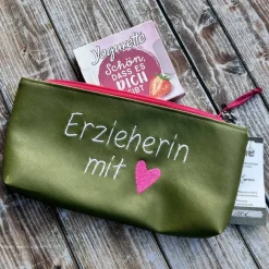 Sale Erzieherin mit Herz Federmäppchen grün Kunstleder als Abschiedsgeschenk mit Leo Kinder Federmäppchen
