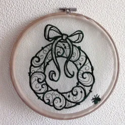 Clearance Fensterschmuck für Weihnachten Adventskranz bestickte Fensterbilder im Stickrahmen mittelgroß Weihnachtsdeko X-Mas weihnachtliche Dekoration Weihnachtsdeko