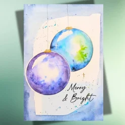 Sale Festliche Weihnachtskarte „Merry & Bright“ mit Christbaumkugeln –  Postkarte oder Klappkarte auf Kraftpapier Weihnachtskarten