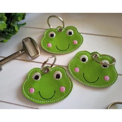 Clearance Frosch Schlüsselanhänger gestickt, grünes Kunstleder, Taschenbaumler, Rucksack Anhänger, Geschenk Mitbringsel Kinder Kinderrucksack
