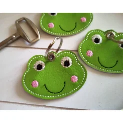 Clearance Frosch Schlüsselanhänger gestickt, grünes Kunstleder, Taschenbaumler, Rucksack Anhänger, Geschenk Mitbringsel Kinder Kinderrucksack