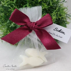 Best Gastgeschenk mit 2 Seifenfische - FISCHE natur - LILA-BORDEAUX dekoriert - personalisiert Gastgeschenke