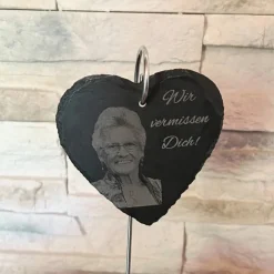 Gastgeschenke|HerzschlagDesign Gedenkherz aus Schiefer mit Foto & Gravur – „Wir vermissen Dich“ | Persönliches Erinnerungsherz