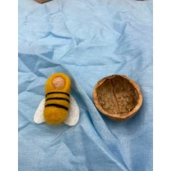 Frühling|DasFilzFuechsle gefilztes Bienenbaby, Baby in der Nussschale, Jahreszeitentisch, Filzfee, Blumenkinder