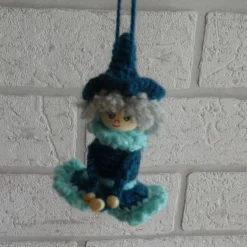 Deko Halloween|CreativBaer Gehäkelte Hexe auf Hexenbesen - klein (petrol/türkis)