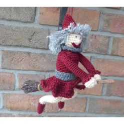 Outlet Gehäkelte Hexe auf Hexenbesen dunkelrot-grau Deko Halloween