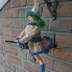Clearance Gehäkelte Hexe auf Hexenbesen bunt Deko Halloween