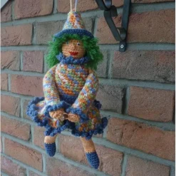 Clearance Gehäkelte Hexe auf Hexenbesen bunt Deko Halloween