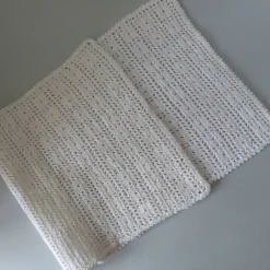 Sale Gehäkelter Tischläufer wollweiß rechteckig – Handarbeit Tischdeko für schön gedeckten Tisch, 55 x 23 cm Tischdekoration