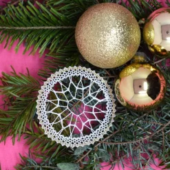 Baumschmuck|Kloeppel-Liebe geklöppelte Kugel