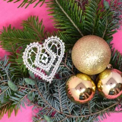 New Geklöppelter Christbaumschmuck Herz 1 aus Spitze – Weiß-Gold, 6x6 cm Geschenkeanhänger