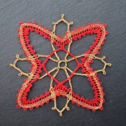 Baumschmuck|Kloeppel-Liebe Geklöppelter Christbaumschmuck Ornament 2 – Rot-Gold, 7,5 cm Ø, Handarbeit