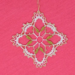 Baumschmuck|Kloeppel-Liebe geklöppelter Ornament weiß-gold