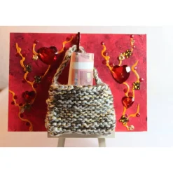 Hot Geldgeschenk TASCHERL MIT HERZEN Collage auf einer Malplatte inklusive Staffelei und einer kleinen Wolltasche Kunst