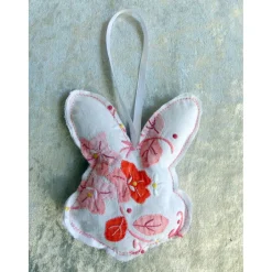 Sale Genähter Osterhase für den Osterstrauß mit aufgenähtem Blumenmuster – Upcycling & Handarbeit Osterhasen