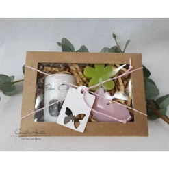 Online Geschenkbox mit handverzierter Kerze "Frohe Ostern" und Schafmilchseifen Hase (Magnolie) und Blume - Osterkerze Ostergeschenke