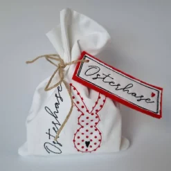 New Geschenkesäckchen mit passendem Label für Ostern - OSTERHASE - in weiß mit roten Pünktchen von Geschenkverpackungen