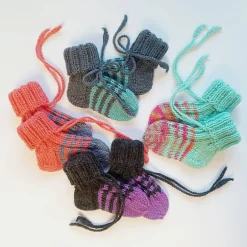 Best Geschenkschachtel - Willkommen im Leben - mit gestrickten Baby-Söckchen und Glückwunschkarte Krönchen mit Wunschtext Geldgeschenke