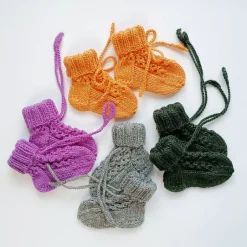 Best Geschenkschachtel - Willkommen im Leben - mit gestrickten Baby-Söckchen und Glückwunschkarte Krönchen mit Wunschtext Geldgeschenke