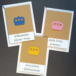 Best Geschenkschachtel - Willkommen im Leben - mit gestrickten Baby-Söckchen und Glückwunschkarte Krönchen mit Wunschtext Geldgeschenke