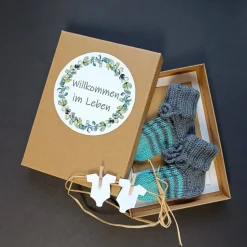 Best Geschenkschachtel - Willkommen im Leben - mit gestrickten Baby-Söckchen und Glückwunschkarte Krönchen mit Wunschtext Geldgeschenke
