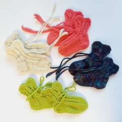 Best Geschenkschachtel - Willkommen im Leben - mit gestrickten Baby-Söckchen und Glückwunschkarte Krönchen mit Wunschtext Geldgeschenke