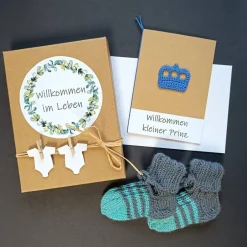 Best Geschenkschachtel - Willkommen im Leben - mit gestrickten Baby-Söckchen und Glückwunschkarte Krönchen mit Wunschtext Geldgeschenke