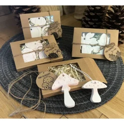 Sale Geschenkset mit Raysin-Anhänger in Naturmotiven. Kleine Geschenke mit großer Wirkung. Blätter Pilze Kürbisse handgemacht Geschenke